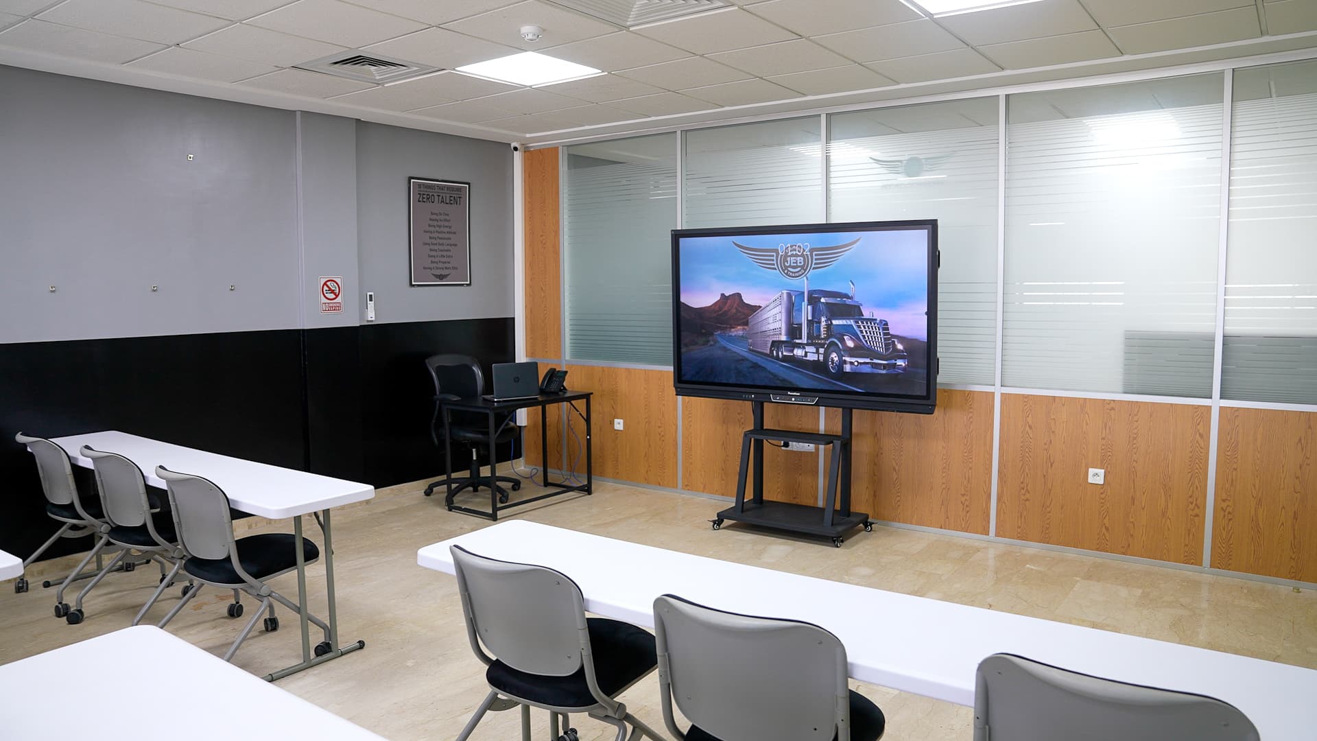 Salle de cours avec écran